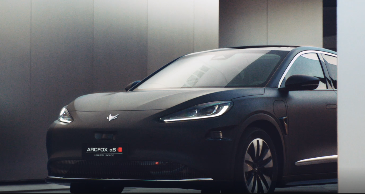 华为与北汽极狐携新车上市