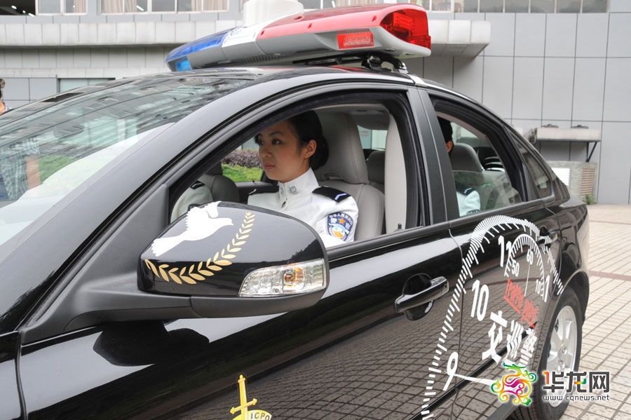 21cn20100618重慶女子交巡警駕沃爾沃上路引關注